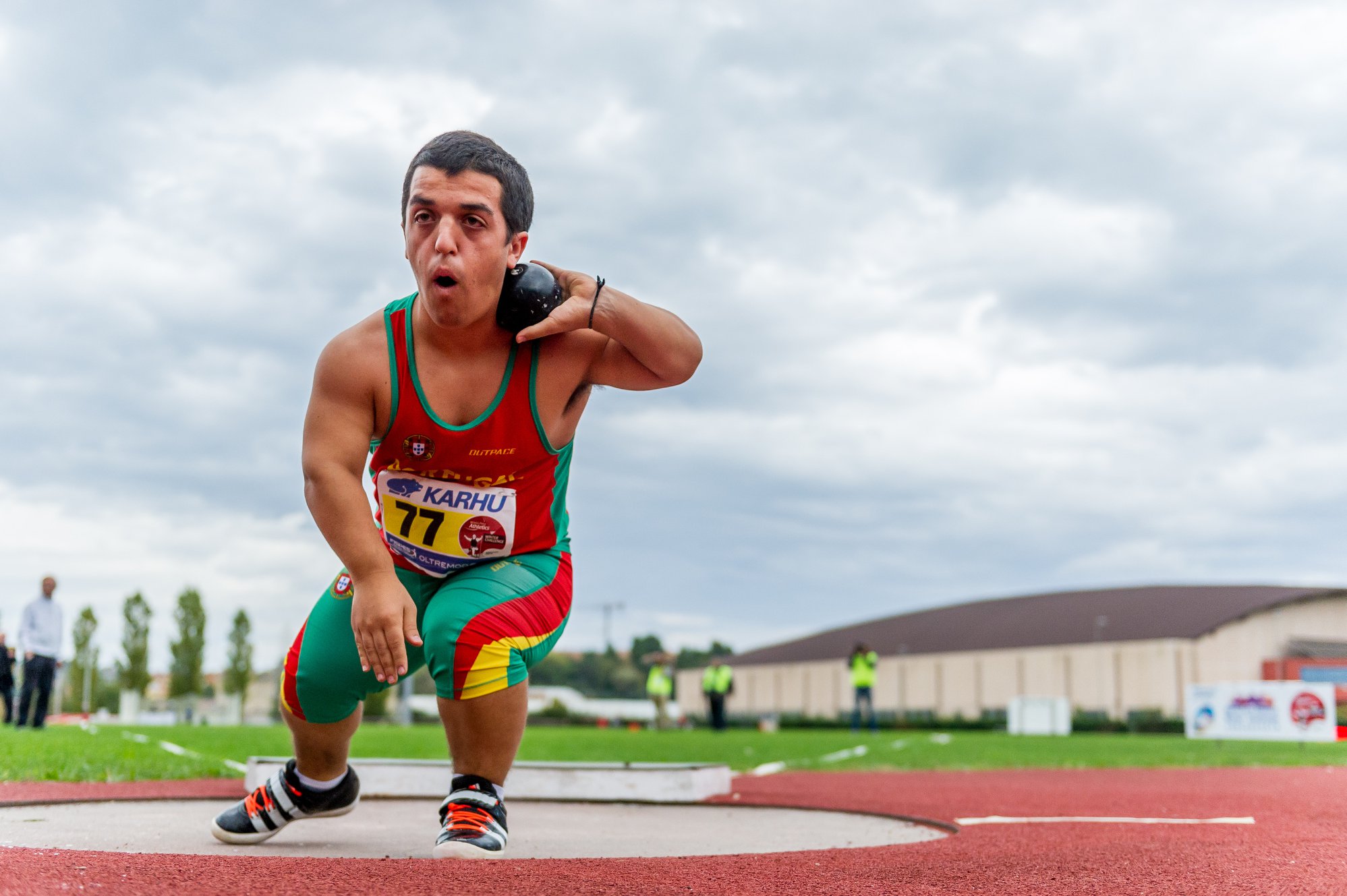 Miguel Monteiro bate recorde do mundo no lançamento do peso