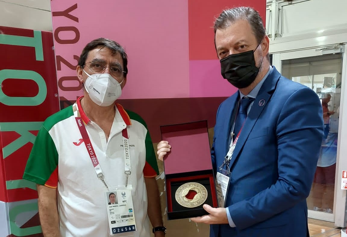 Comité Paralímpico de Portugal oferece galardão e livro de missão a Andrew Parsons